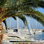 Studio Climatise Avec Parking, Terrasse Au Lavandou - Fr-1-251-167 아파트 *